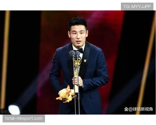 武磊这训练完顺手拎个菜回家的日常,真不像年薪千万的人 武磊这训练完顺手拎个菜回家的日常,真不像年薪千万的人